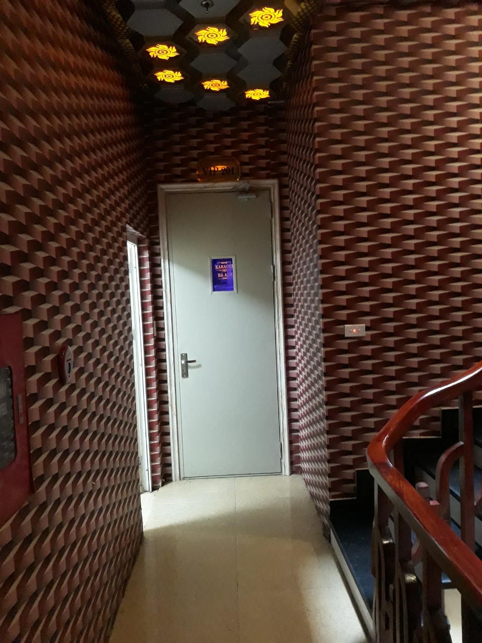 Cửa thép chống cháy đơn có ô kính 